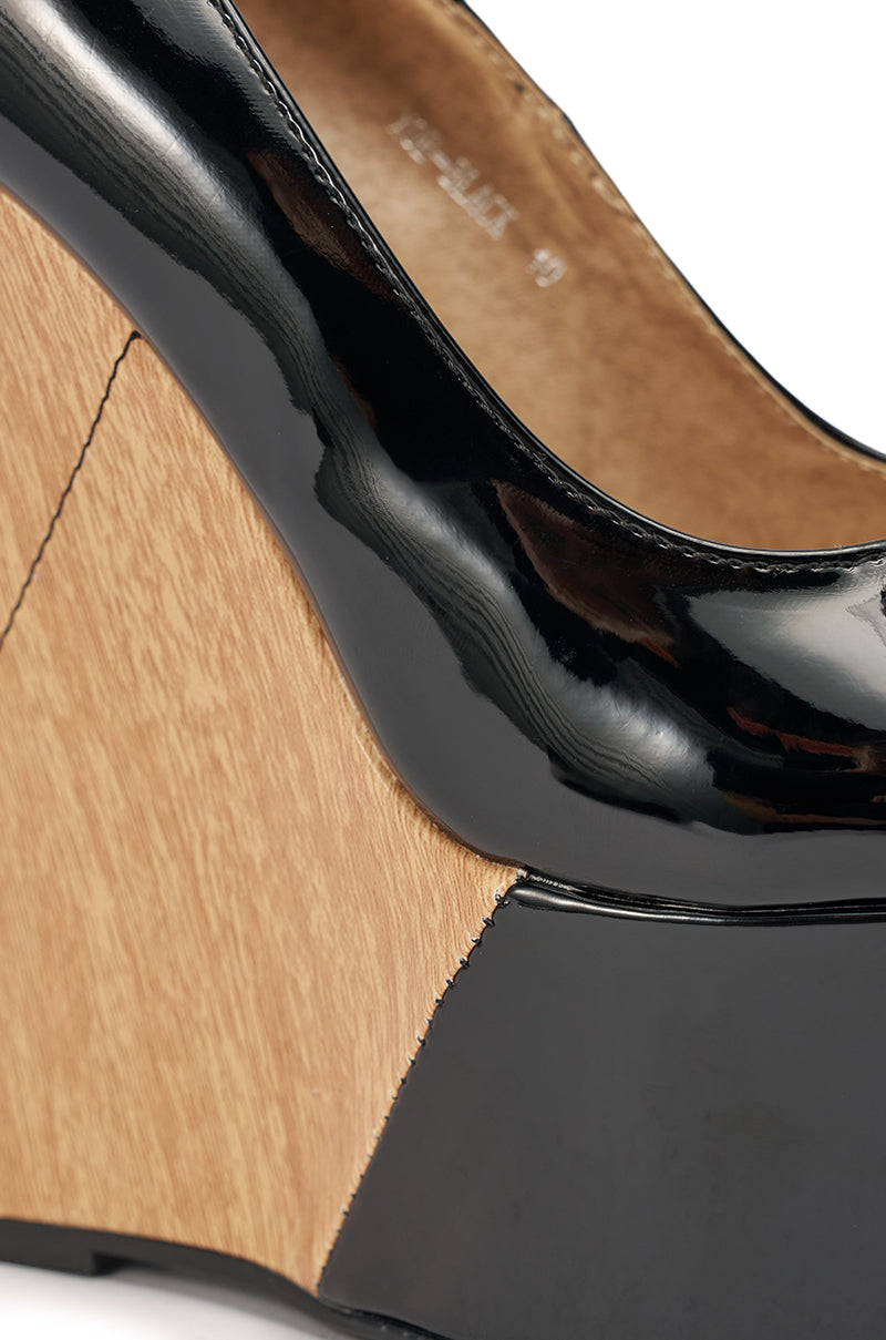 AKIRA GOLD XOE BLACK WEDGE OPEN TOE PUMP