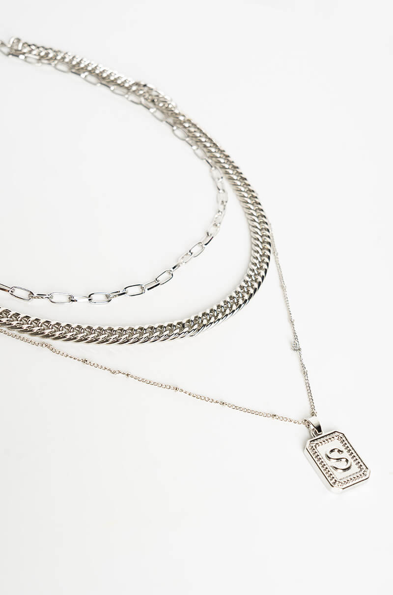 A LAYERED NECKLACE SET